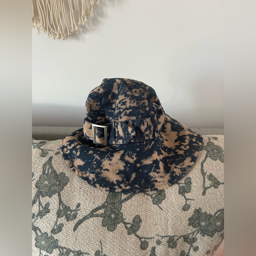 NWT. Urban Outfitters Belted Floppy Bucks Hat. NEW
